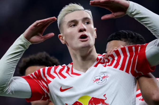 希勒質(zhì)疑與薩哈樂觀：曼聯(lián)新援舍什科的多面審視