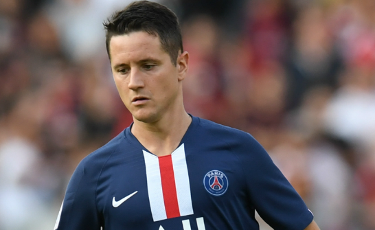 現(xiàn)效力于博卡青年的36歲西班牙中場球員埃雷拉，近期受邀做客一檔節(jié)目。在節(jié)目中，他圍繞球員生涯、薪資等話題展開了深入且坦誠的分享。 在談及球員薪資發(fā)放方式時(shí)，埃雷拉詳細(xì)介紹了不同國家的情況。他指出，在西班牙的<a  style='color: blue;'>足球</a>領(lǐng)域，球員薪資的支付模式較為獨(dú)特。球員每個(gè)月僅僅能夠領(lǐng)取到工資中的一小部分金額。整個(gè)合同所規(guī)定的薪資并非一次性發(fā)放，而是分兩次進(jìn)行支付，支付時(shí)間分別設(shè)定在六月和十二月。與之形成鮮明對(duì)比的是，英格蘭和法國的足球薪資支付體系則更為常規(guī)，采用的是十二個(gè)月分期支付的方式，即每個(gè)月都會(huì)按照合同約定發(fā)放相應(yīng)比例的薪資。這種差異不僅體現(xiàn)了不同國家足球行業(yè)在財(cái)務(wù)管理和運(yùn)營模式上的不同思路，也對(duì)球員的資金規(guī)劃和財(cái)務(wù)安排有著不同的影響。 當(dāng)話題轉(zhuǎn)到比賽壓力時(shí)，埃雷拉毫不掩飾地表達(dá)了自己的感受。他表示，盡管自己對(duì)足球充滿熱愛，但當(dāng)置身于<a href='https://www.www.temos-conference.com/news/tag/260.html' style='color: blue;'>歐冠</a>決賽這樣重大且關(guān)鍵的賽事場合時(shí)，緊張情緒仍會(huì)不由自主地襲來，甚至?xí)o張到身體蜷縮成一團(tuán)。他回憶起自己上場前的狀態(tài)，直言當(dāng)時(shí)身體都在不受控制地發(fā)抖。這種真實(shí)的分享，讓我們看到了即便是在職業(yè)賽場上經(jīng)驗(yàn)豐富的球員，在面對(duì)重大比賽時(shí)也會(huì)和普通人一樣，承受著巨大的心理壓力。 對(duì)于年輕球員，埃雷拉給出了懇切的建議。他認(rèn)為，在足球這個(gè)競爭極為激烈的領(lǐng)域，最終能夠取得成功的只是極少數(shù)人。因此，他強(qiáng)烈建議年輕球員在專注于足球訓(xùn)練和比賽的同時(shí)，也要重視接受教育，為自己準(zhǔn)備一個(gè)備選計(jì)劃。不要讓足球成為自己生活的全部負(fù)擔(dān)，而是要學(xué)會(huì)享受足球帶來的快樂。為了更好地說明職業(yè)生涯的脆弱性，他以<a href='https://www.www.temos-conference.com/news/tag/286.html' style='color: blue;'>皇馬</a>前青訓(xùn)球員阿爾瓦羅&middot;貝尼托為例。貝尼托曾經(jīng)離為皇馬一線隊(duì)踢球近在咫尺，然而一次意外的受傷，卻徹底改變了他的命運(yùn)，讓他的職業(yè)生涯戛然而止。這個(gè)例子生動(dòng)地揭示了足球職業(yè)生涯充滿了不確定性，年輕球員需要提前做好應(yīng)對(duì)各種風(fēng)險(xiǎn)的準(zhǔn)備。