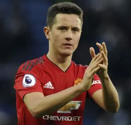 現(xiàn)效力于博卡青年的36歲西班牙中場球員埃雷拉，近期受邀做客一檔節(jié)目。在節(jié)目中，他圍繞球員生涯、薪資等話題展開了深入且坦誠的分享。 在談及球員薪資發(fā)放方式時(shí)，埃雷拉詳細(xì)介紹了不同國家的情況。他指出，在西班牙的足球領(lǐng)域，球員薪資的支付模式較為獨(dú)特。球員每個(gè)月僅僅能夠領(lǐng)取到工資中的一小部分金額。整個(gè)合同所規(guī)定的薪資并非一次性發(fā)放，而是分兩次進(jìn)行支付，支付時(shí)間分別設(shè)定在六月和十二月。與之形成鮮明對(duì)比的是，英格蘭和法國的足球薪資支付體系則更為常規(guī)，采用的是十二個(gè)月分期支付的方式，即每個(gè)月都會(huì)按照合同約定發(fā)放相應(yīng)比例的薪資。這種差異不僅體現(xiàn)了不同國家足球行業(yè)在財(cái)務(wù)管理和運(yùn)營模式上的不同思路，也對(duì)球員的資金規(guī)劃和財(cái)務(wù)安排有著不同的影響。 當(dāng)話題轉(zhuǎn)到比賽壓力時(shí)，埃雷拉毫不掩飾地表達(dá)了自己的感受。他表示，盡管自己對(duì)足球充滿熱愛，但當(dāng)置身于歐冠決賽這樣重大且關(guān)鍵的賽事場合時(shí)，緊張情緒仍會(huì)不由自主地襲來，甚至?xí)o張到身體蜷縮成一團(tuán)。他回憶起自己上場前的狀態(tài)，直言當(dāng)時(shí)身體都在不受控制地發(fā)抖。這種真實(shí)的分享，讓我們看到了即便是在職業(yè)賽場上經(jīng)驗(yàn)豐富的球員，在面對(duì)重大比賽時(shí)也會(huì)和普通人一樣，承受著巨大的心理壓力。 對(duì)于年輕球員，埃雷拉給出了懇切的建議。他認(rèn)為，在足球這個(gè)競爭極為激烈的領(lǐng)域，最終能夠取得成功的只是極少數(shù)人。因此，他強(qiáng)烈建議年輕球員在專注于足球訓(xùn)練和比賽的同時(shí)，也要重視接受教育，為自己準(zhǔn)備一個(gè)備選計(jì)劃。不要讓足球成為自己生活的全部負(fù)擔(dān)，而是要學(xué)會(huì)享受足球帶來的快樂。為了更好地說明職業(yè)生涯的脆弱性，他以皇馬前青訓(xùn)球員阿爾瓦羅&middot;貝尼托為例。貝尼托曾經(jīng)離為皇馬一線隊(duì)踢球近在咫尺，然而一次意外的受傷，卻徹底改變了他的命運(yùn)，讓他的職業(yè)生涯戛然而止。這個(gè)例子生動(dòng)地揭示了足球職業(yè)生涯充滿了不確定性，年輕球員需要提前做好應(yīng)對(duì)各種風(fēng)險(xiǎn)的準(zhǔn)備。