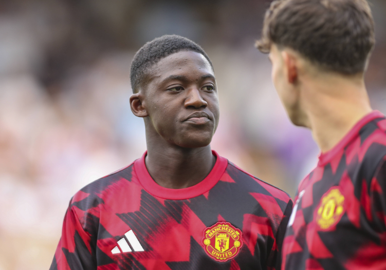 曼聯(lián)風(fēng)波：梅努與阿莫林互動(dòng)背后的輿論漣漪