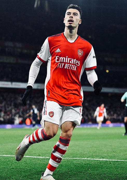 足總杯賽場馬丁內利戴帽，爭議后用表現(xiàn)正名